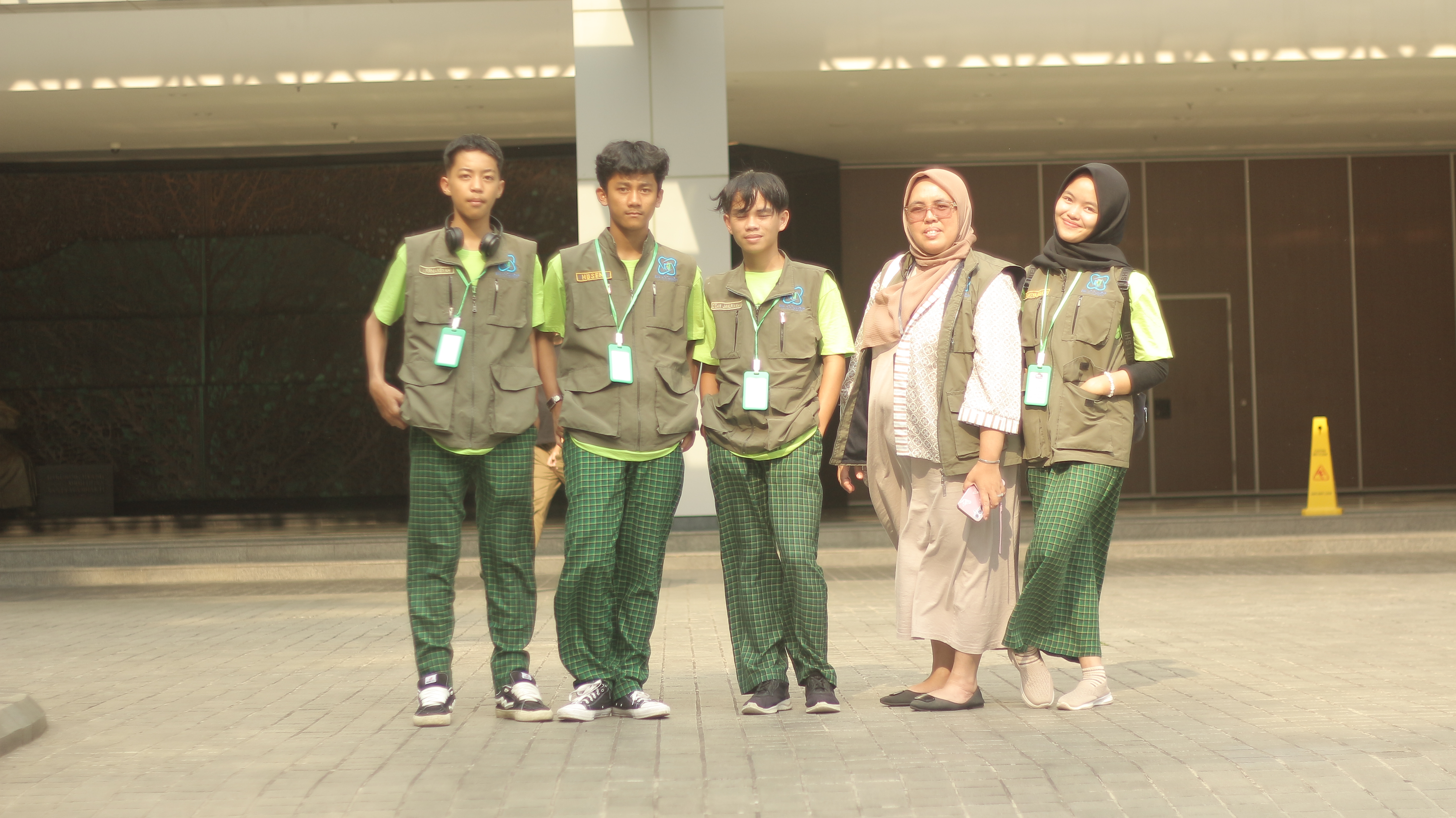 TIM SMA AT-TIJAARAH Sukabumi Raih Mendali Emas dalam Kompetisi Nasional GreenMech 2025 TIM SMA AT-TIJAARAH Sukabumi Raih Mendali Emas dalam Kompetisi Nasional GreenMech 2025